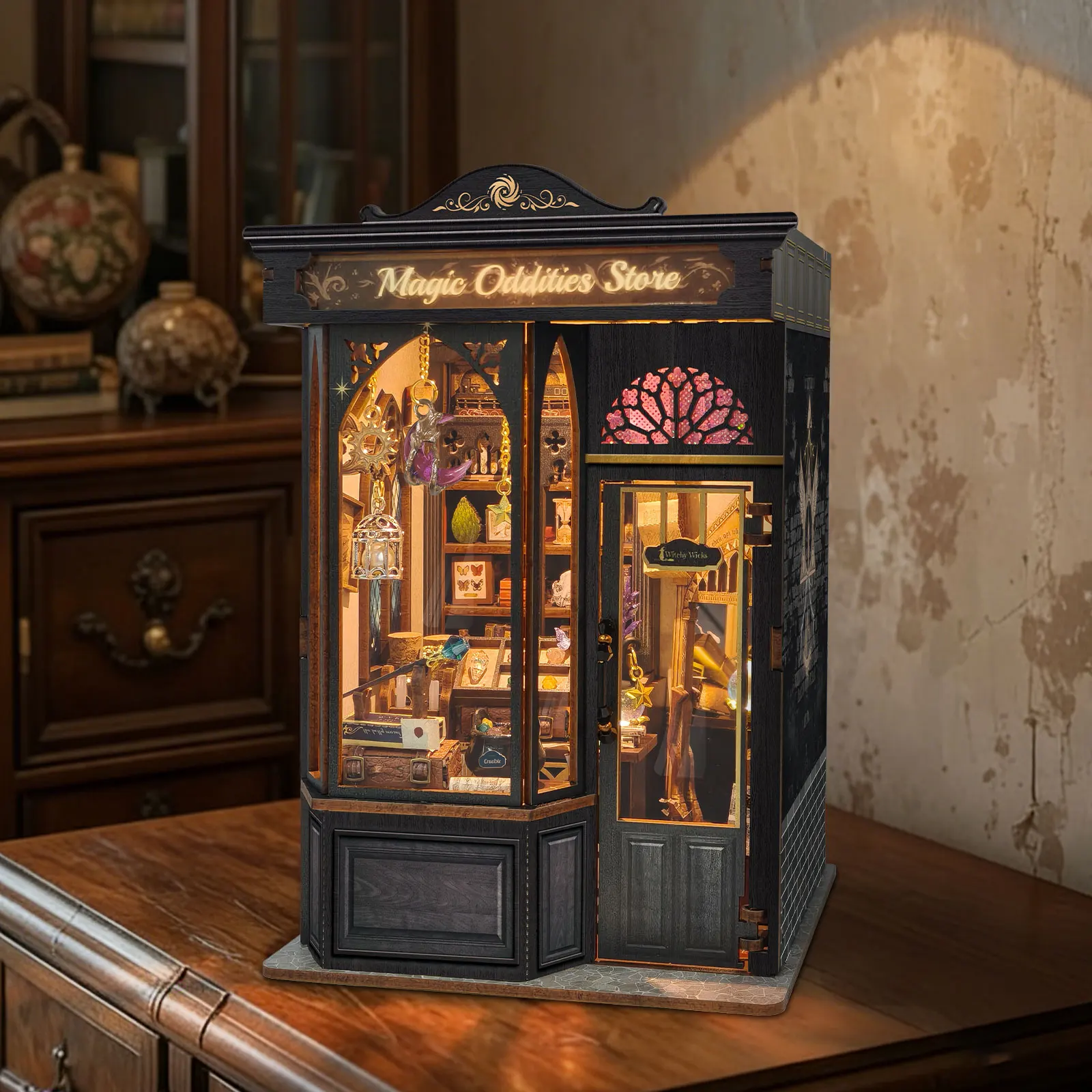 

Набор для сборки миниатюрной деревянной модели «Магазин необычных вещей»: 3D-пазл-домик с мебелью и подсветкой – идеальный подарок друзьям на день рождения