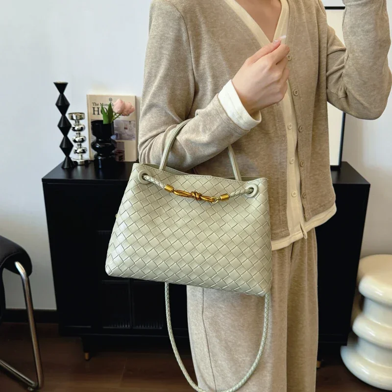 

Women's 2025 Handbag: Solid Color, Plaid Texture, and Generous Capacity - Ideal Shoulder Bag for Daily Commutes and Travels