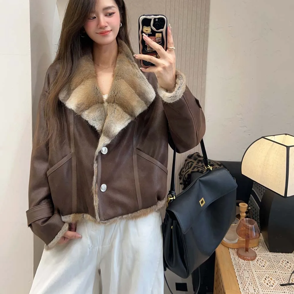 يتغلب مع السترة السفلية الجديدة لشتاء 2025 مع بطانة من ريش الإوز على معطف الفرو القصير والشبابي للنساء