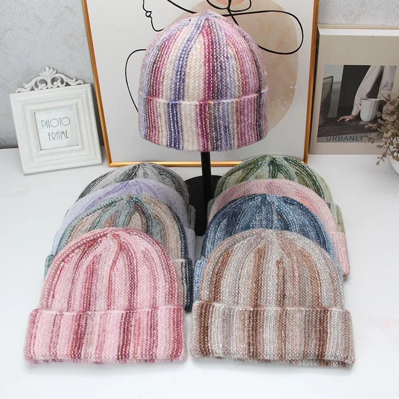Neue Damen Herbst- und Winter-Strickmütze mit Farbverlauf und Batikmuster, Modische Outdoor-Wärmemütze mit Ohrenschutz, Gestreifte Skull-Beanie-Kappe – Detail 4