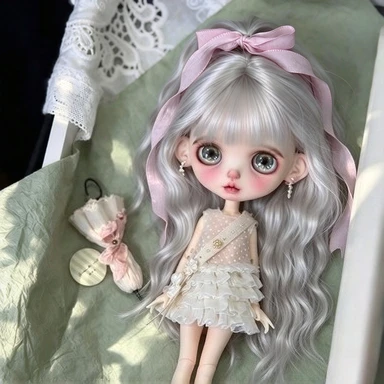 Cute Blythe Silver Grey Water Wave Bangs Wig Fiit Blythe Zsiga 24.5-26.5cm Head Circumference Doll Hair Wig Can Be Restyled
