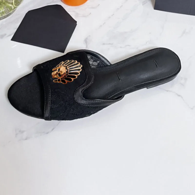 نعال مسطحة جديدة من قطعة واحدة مفتوحة من الأمام لملابس خارجية نسائية مع شباشب مثيرة من الدانتيل بإبزيم من حجر الراين