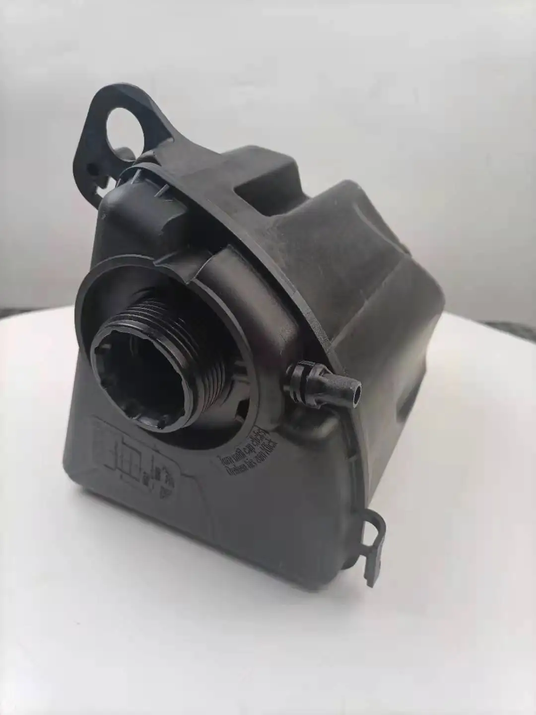Cooling System Coolant Expansion Tank  Radiator Coolant Bottle 17137601948 for BM W 5 6 Series 550i 650ix 750ix