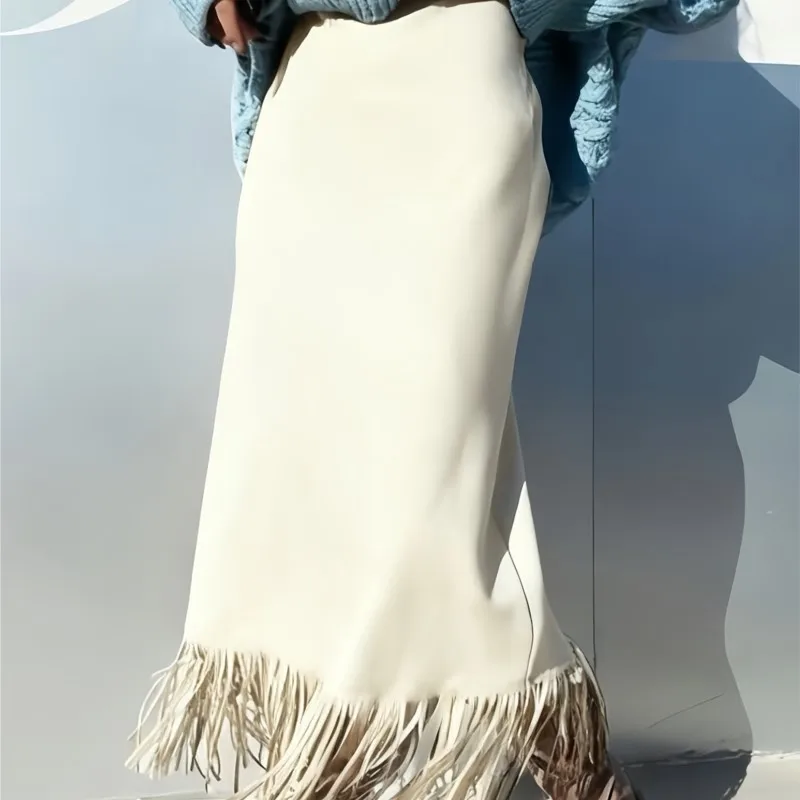 تنورة نسائية أنيقة لخريف وشتاء 2025 تناسب الجميع من جلد الغزال بتصميم عتيق عصري بلون واحد تنورة مزينة بشراشيب على شكل حرف H