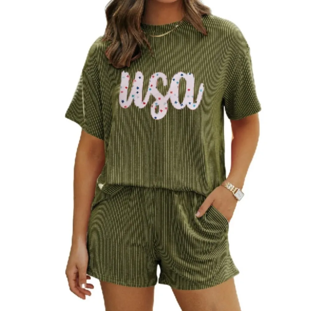 تي شيرت عصري مطبوع بأكمام قصيرة طقم مكون من قطعتين للصيف شورت جيب رياضي فضفاض غير رسمي طقم مكون من قطعتين 2025