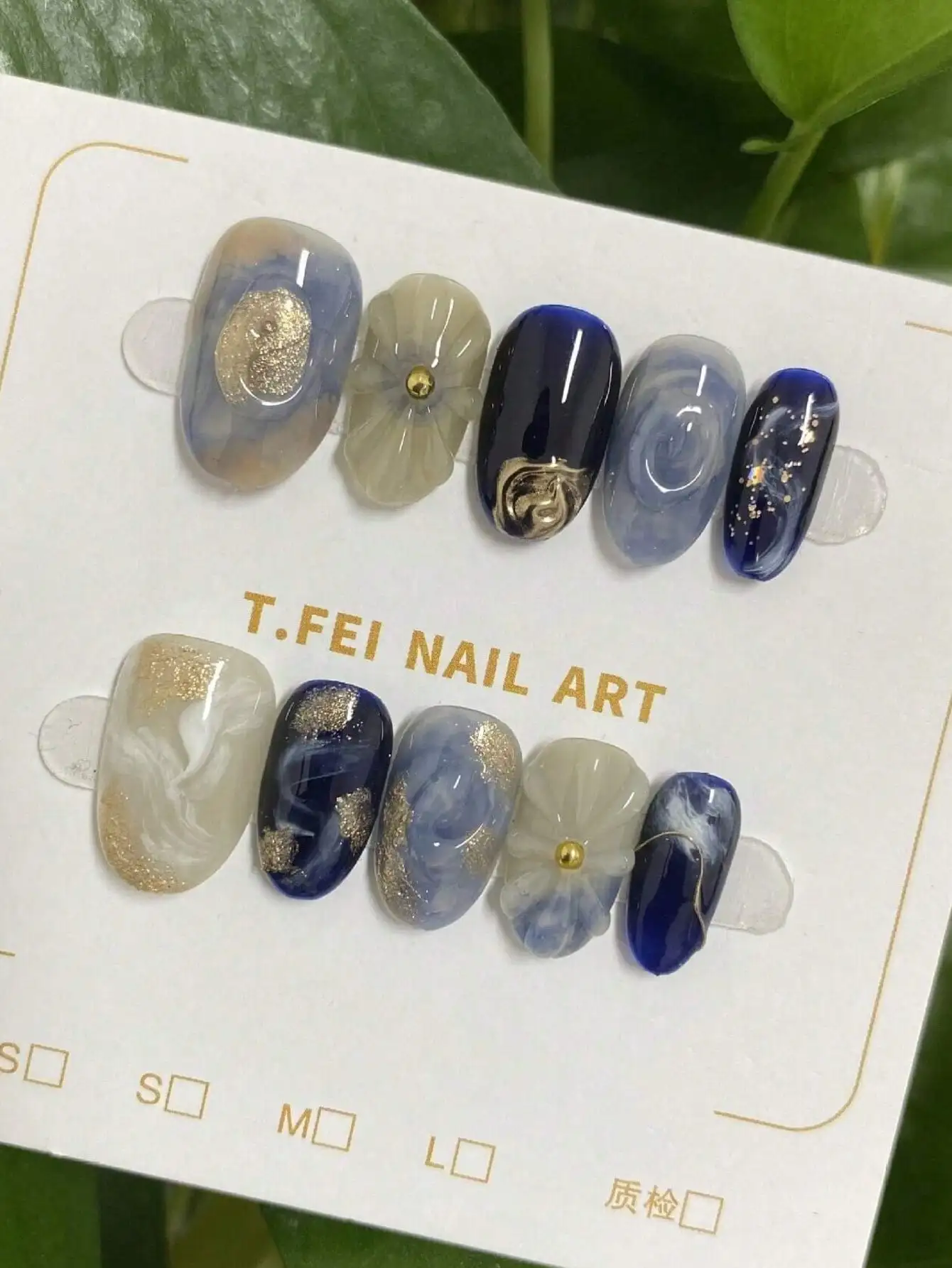 10-Piece Set of Klein Blue Gradient Three-Dimensional Small Flower Short Oval Press-On Nails, with Irregular Gold Flow Patterns and a Luxurious Golden Luster