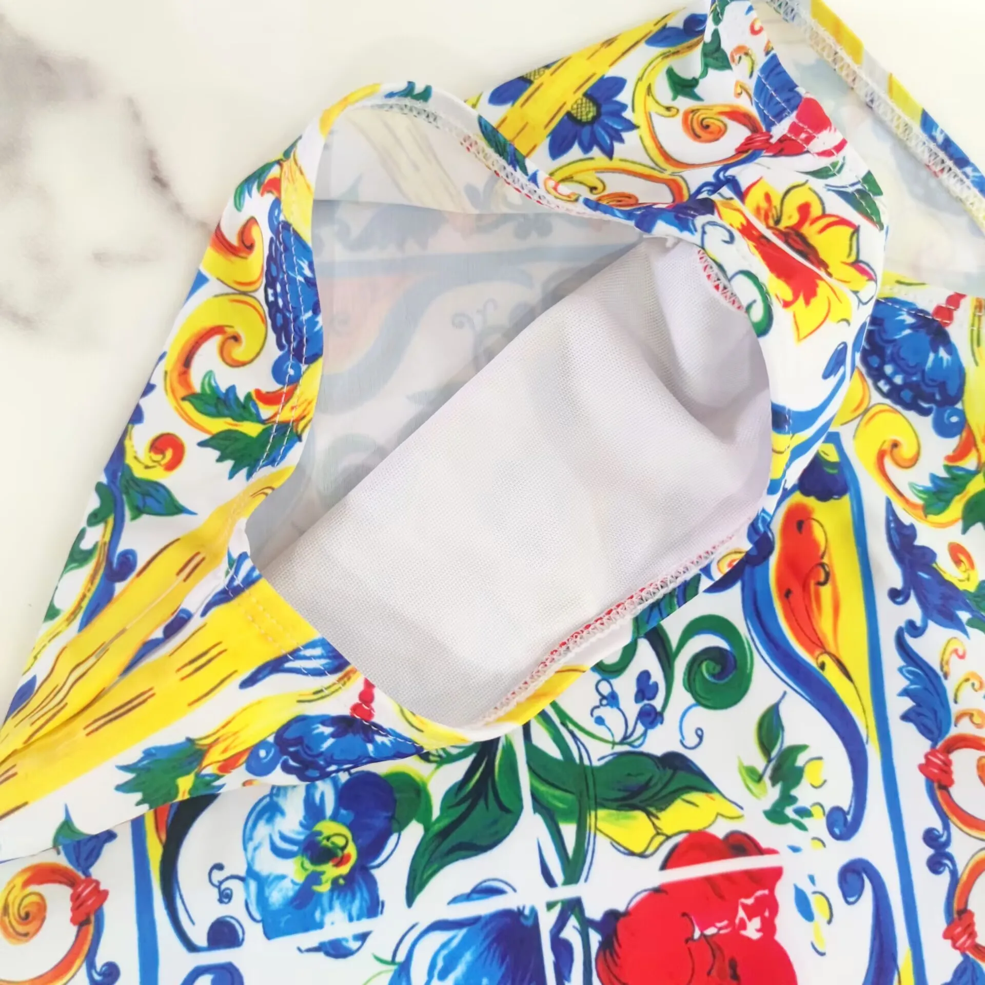 2025 ملابس السباحة للفتيات زهرة صفراء مطبوعة ملابس السباحة مخزنة ملابس السباحة سعر المصنع بالجملة فتاة بيكيني ملابس السباحة