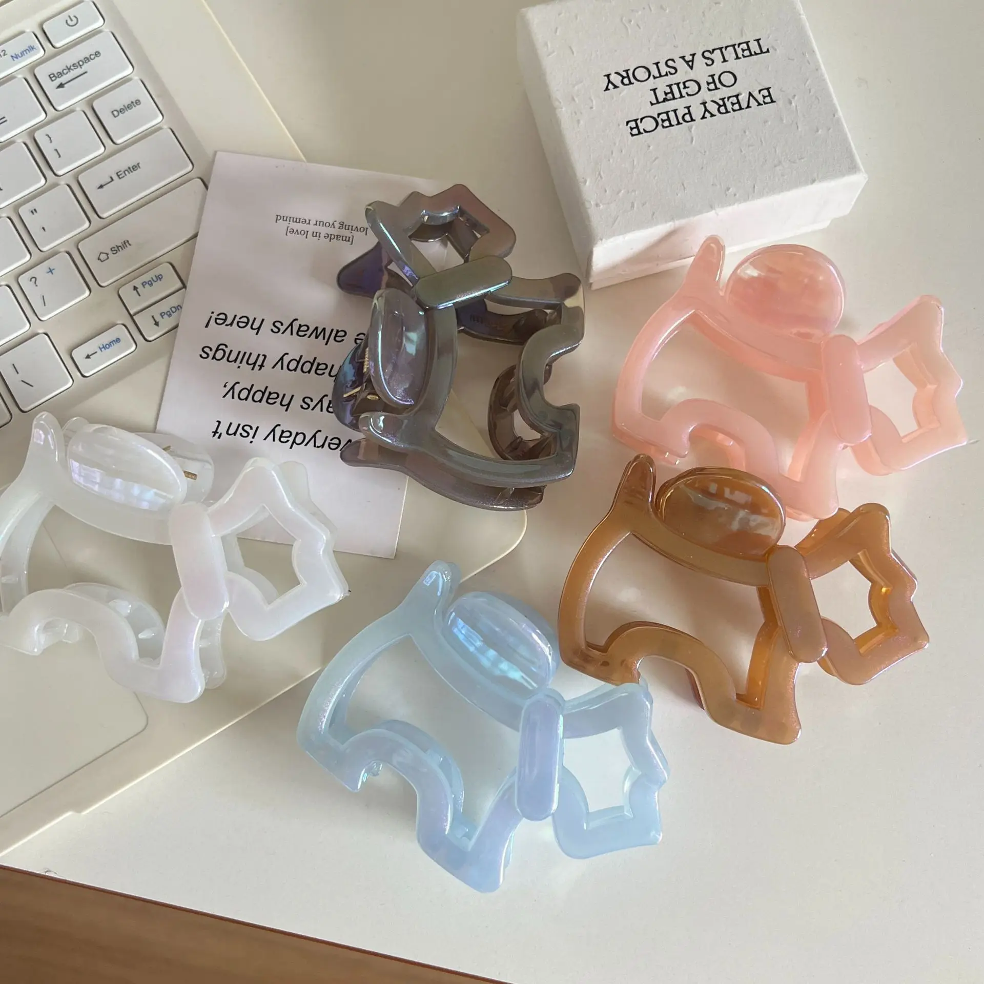 Summer New Design Cute 9cm Jelly-Colored Small Dog Hair Clip For Sweet Girls Plastic Shark Clip Hair Accessory