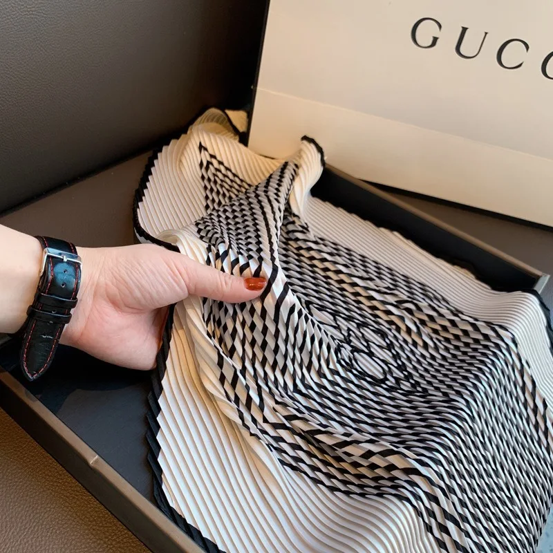 여성용 봄 여름 스카프는 주름과 인스 스카프가 있는 세련되고 심플하며 다재다능한 스카프로 스커트와 함께 착용 가능합니다.