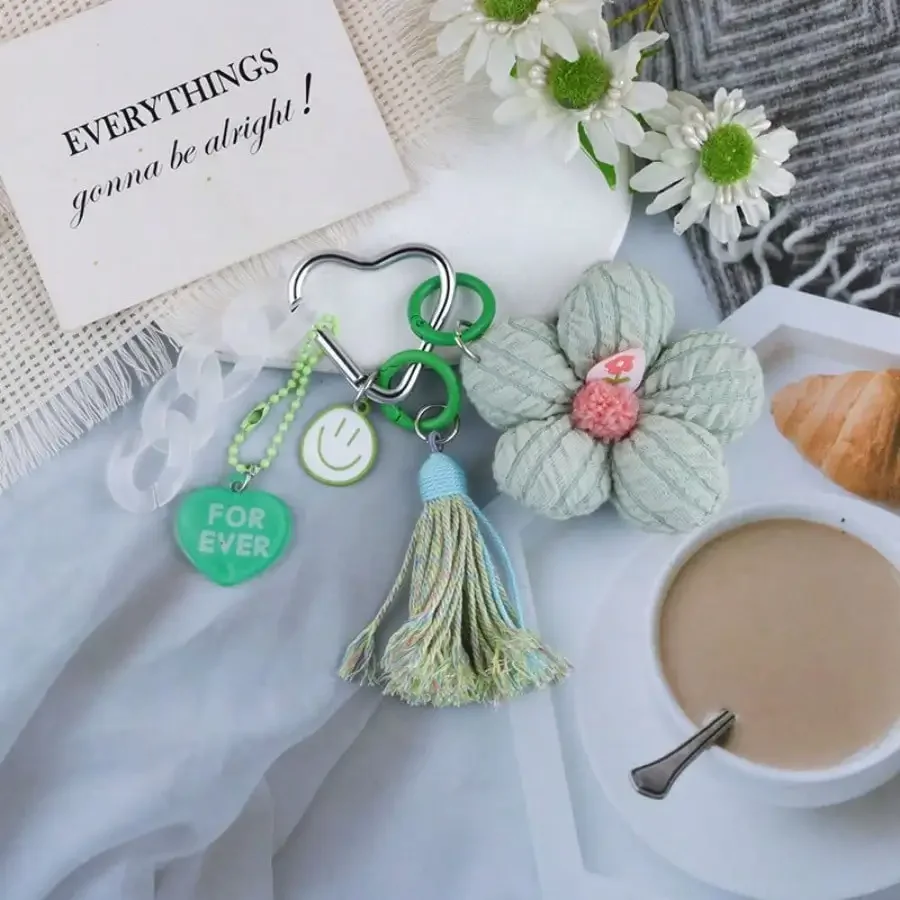 Exquisita fiesta a la que no se puede perder! Nuevo colgante de flor de tela, borla de pétalos + parte frontal de acrílico, llavero + colgante para bolso, doble apariencia y textura en línea, colgante súper brillante
