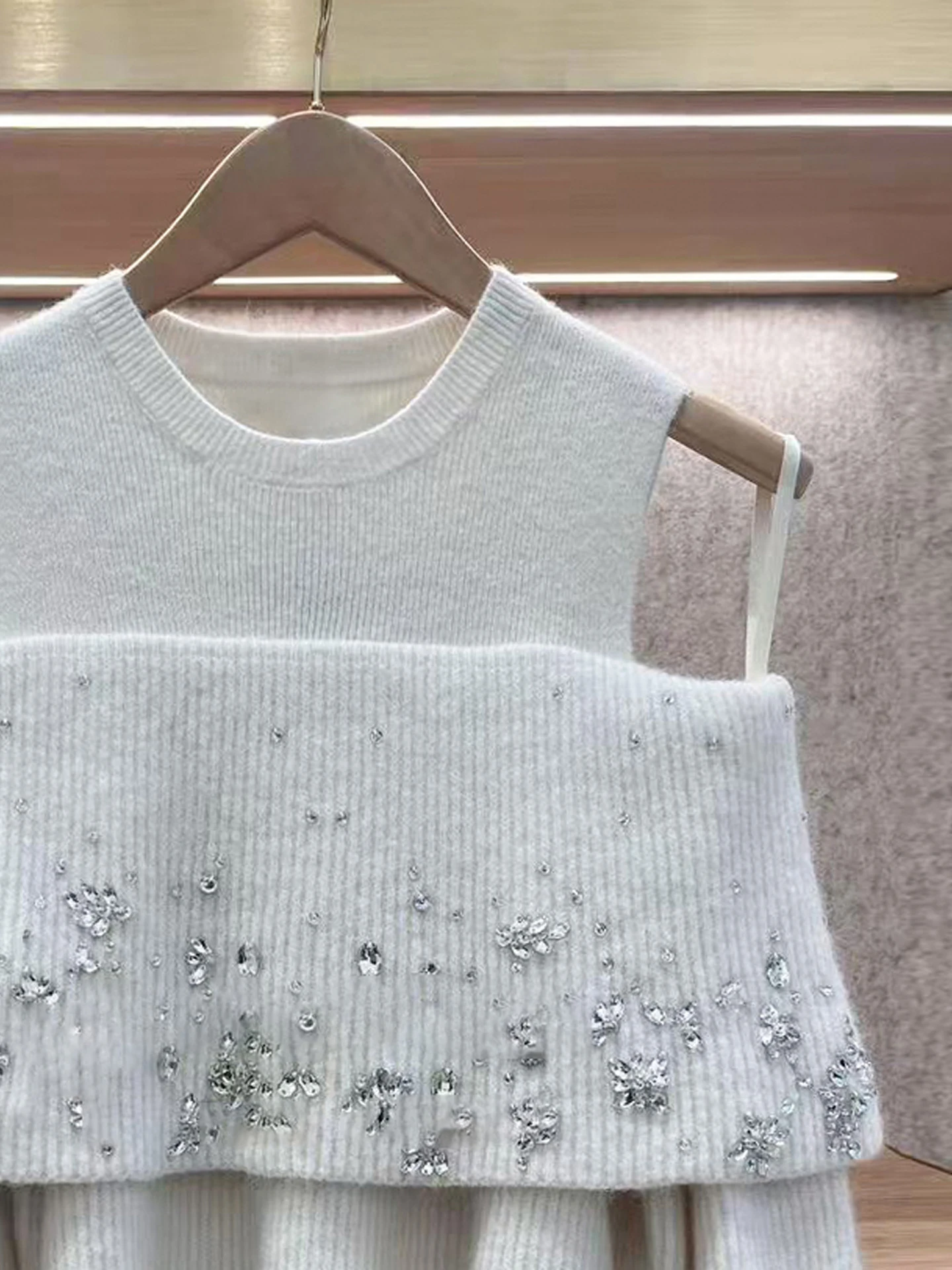 Atasan Rajut Wanita Mewah M Home Nan You dengan Detail Berlian di Bahu, Model Terbuka, untuk Musim Gugur dan Musim Dingin, Busana Wanita Elegan