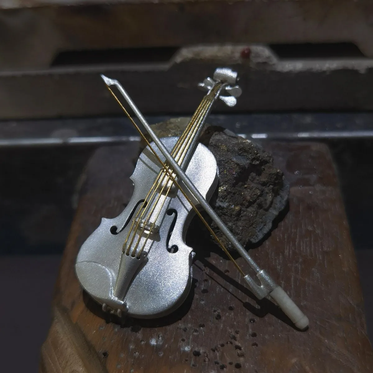 Musical Note Violin Shape Brooch Artistic Music‑Theme Lapel Pin High‑Texture Decorative Brooch For Suit Coat Clothing Jewelry