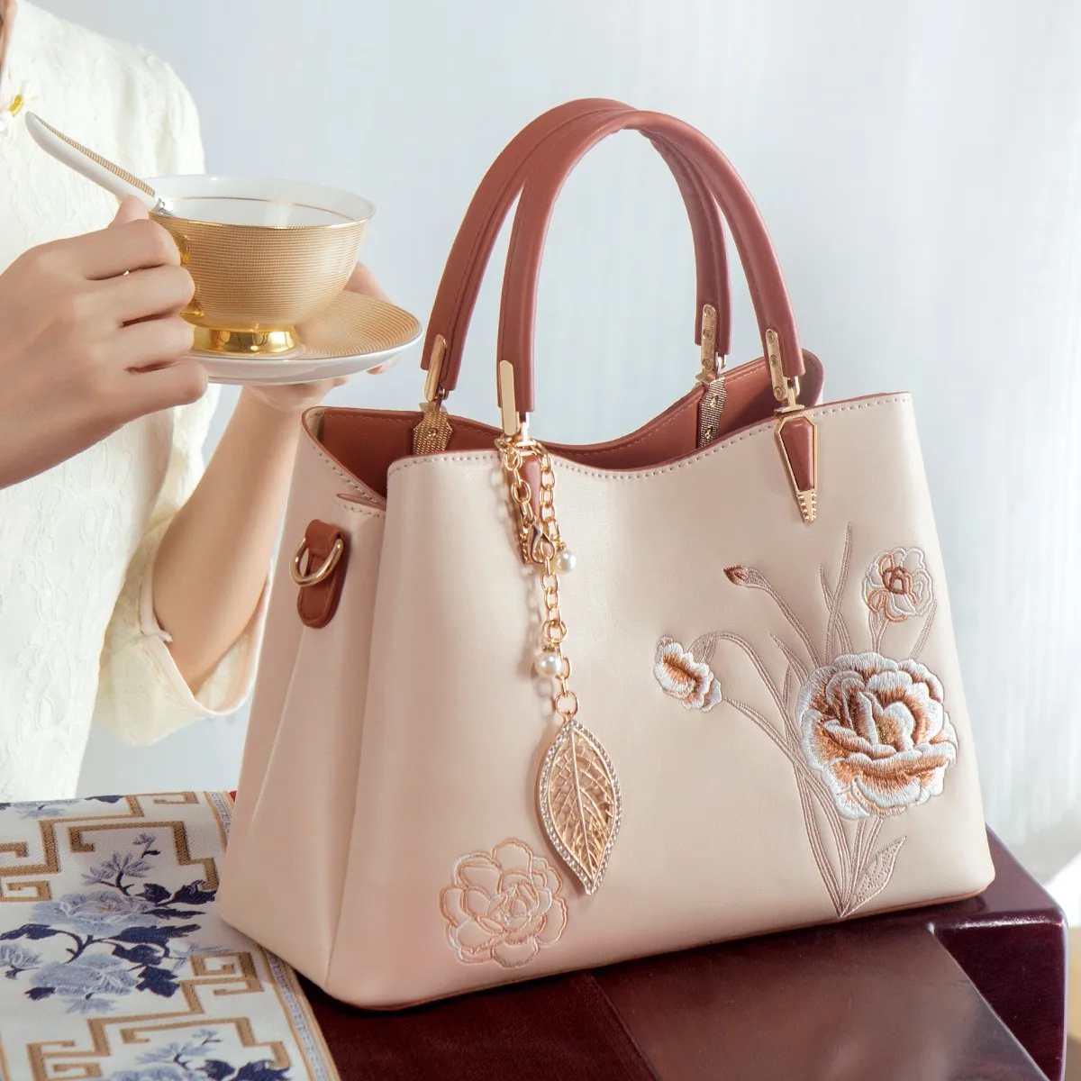 

2026 New Chinese Style Embroidered Large Capacity Handbag for Women, Elegant Mom Crossbody Shoulder Bag