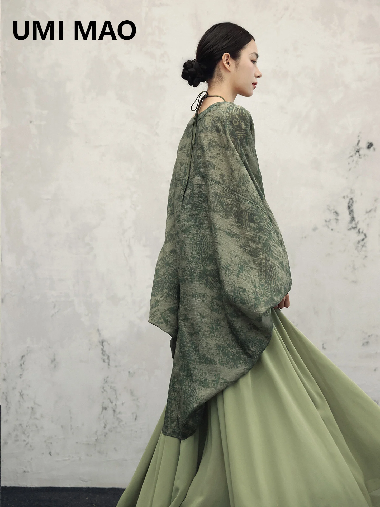 UMI MAO Vintage Green Cardigan Women Summer New Chinese Style Bronze Pattern Shiny Silk Print Loose Batwing Sleeve