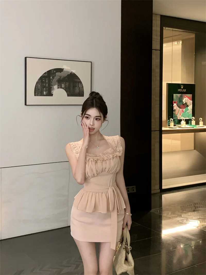 

Комплект из двух предметов: кружевной жилет без рукавов и облегающая юбка. Летний модный французский стиль, юбка-обертка.