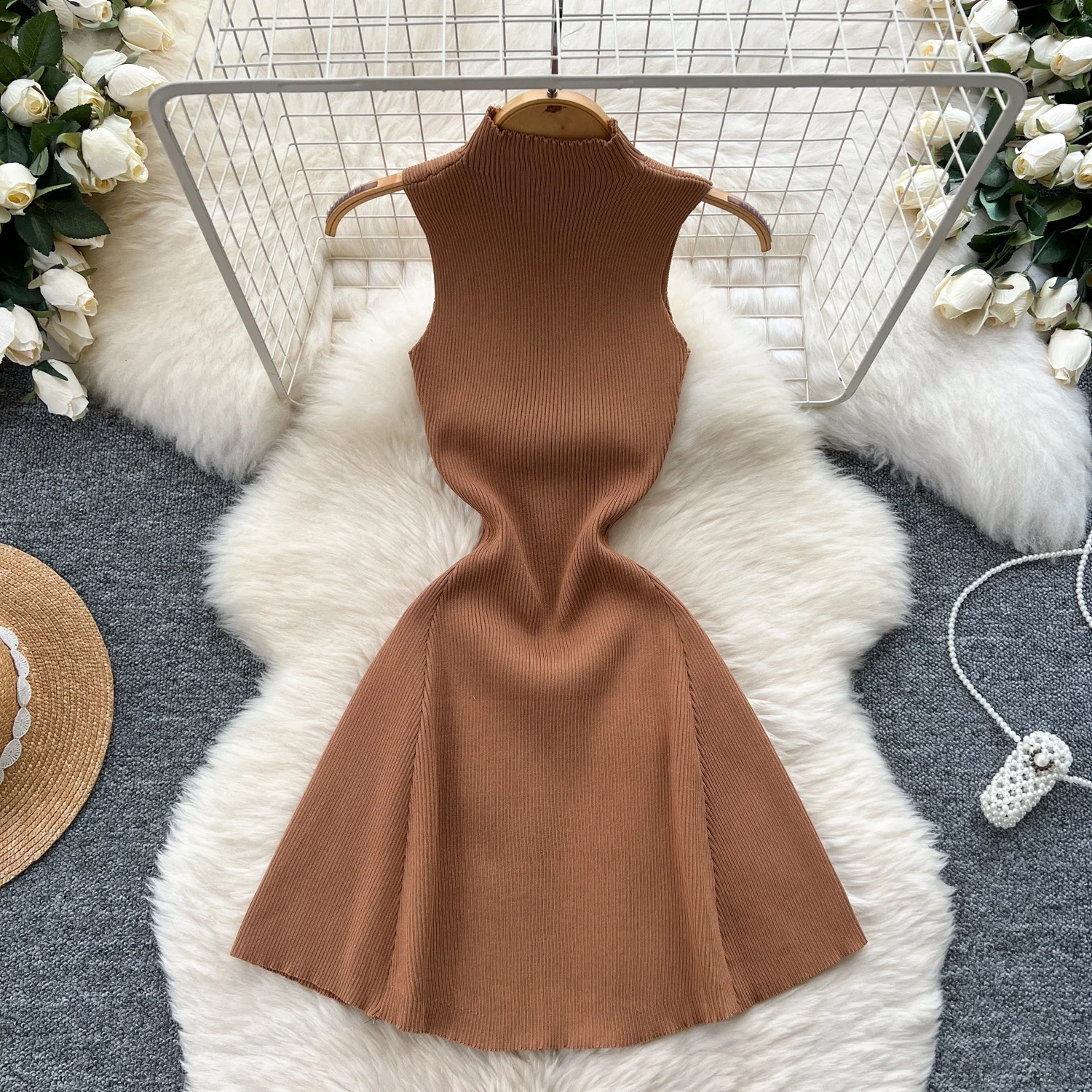 2023 neue Sommer Elastische Einfache Stil Pullover Kleid Ärmellose Halb Hohen Kragen Sommerkleid Mode Gestrickte EINE Linie Damen Mini Kleid