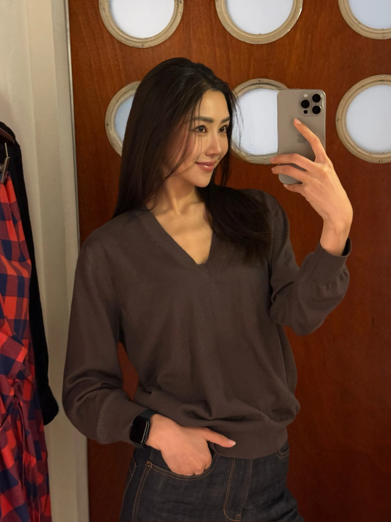 

Свитер-пуловер Romino Studio из комфортной мериносовой шерсти с V-образным вырезом, простой дизайн, коллекция Весна 2025