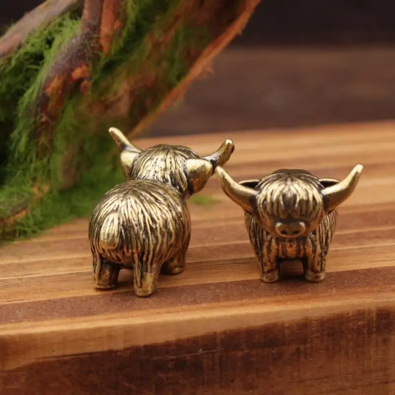 Mini Retro Brass Highland Cattle Sculpture Hand Toy Keychain Ornament Home Office Desk Decorative Gift 2024