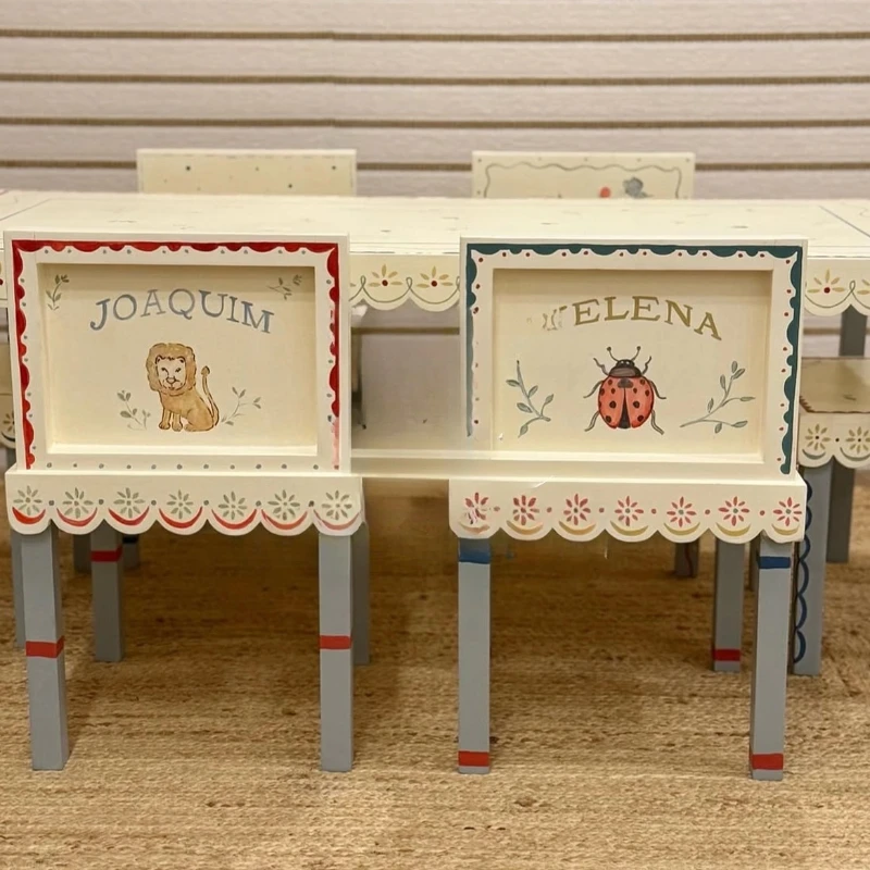 طاولة دراسة خاصة للأطفال من الخشب الصلب الفرنسي مرسومة يدويًا وأثاث طاولة الكتابة في الفصول الدراسية لرياض الأطفال