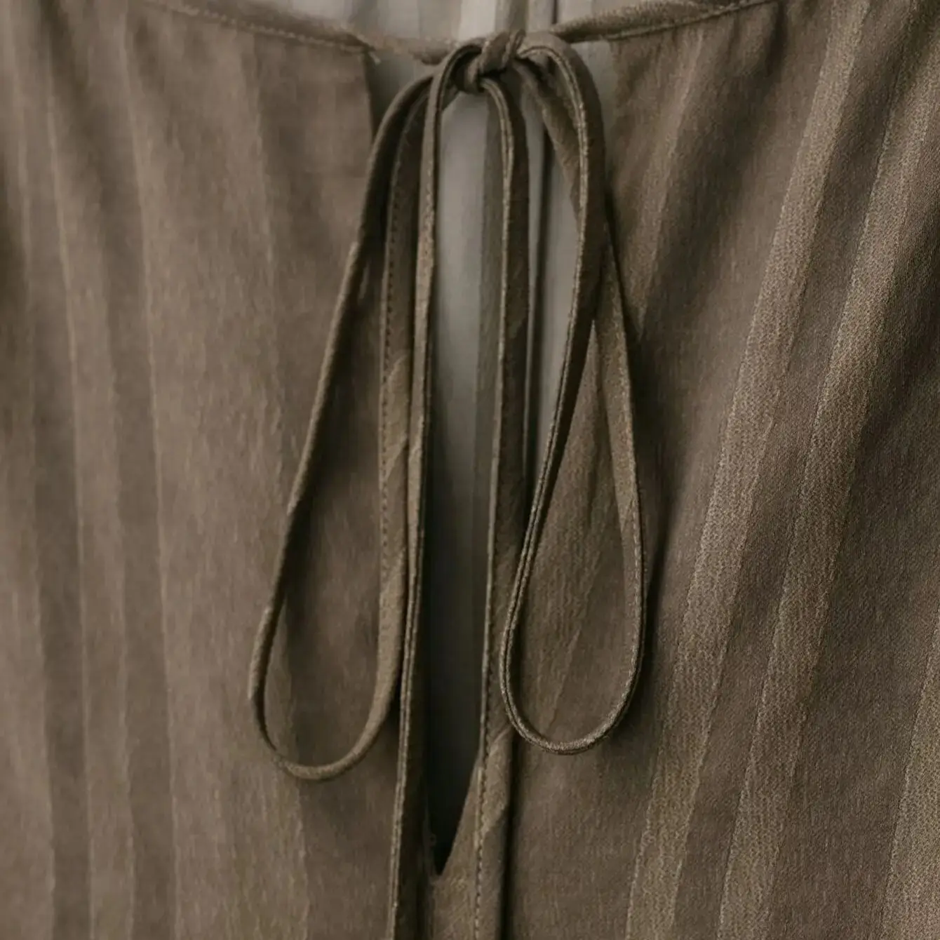 เสื้อคลุมแขนยาวทรงปล่อยลายทางผ้าแจ็คการ์ดเก๋ไก๋สำหรับฤดูใบไม้ร่วงปี 2025 เสื้อผู้หญิงคอวีผูกโบว์ แต่งระบายชายเสื้อ ผ้ารัดรูป ทรงหลวม