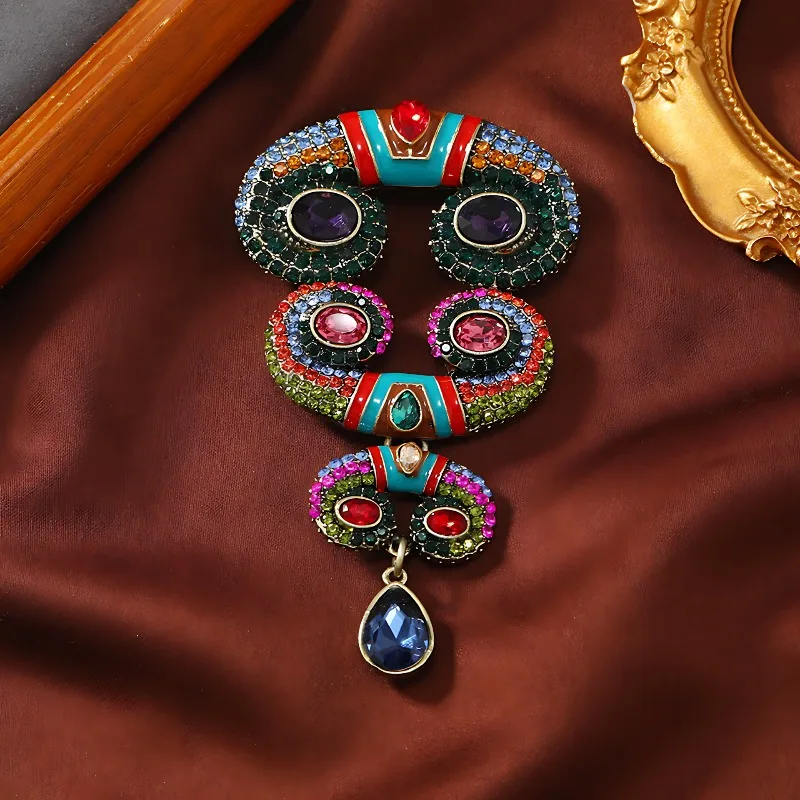 Vintage Cartoon Horn Rhinestone Brooch Baroque Drop Pendant Can Be Swung To Secure Clothing Pins and Anti-glare Accessories