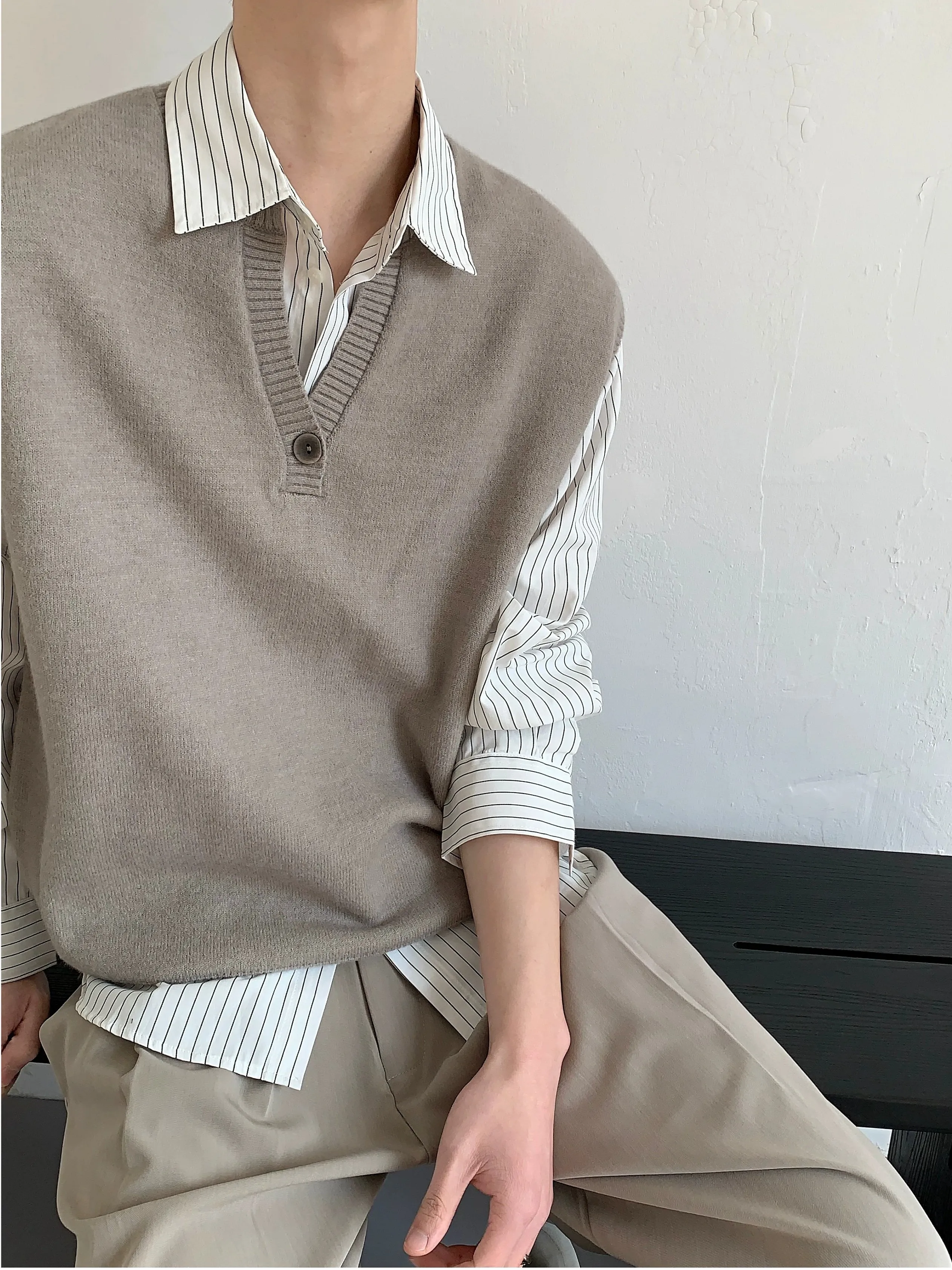 QuanYi Men's Knitted Vest Sleeveless Layering Vintage Preppy Style Neutral  Color Overhead No Sleeve Vest Autumn Wear