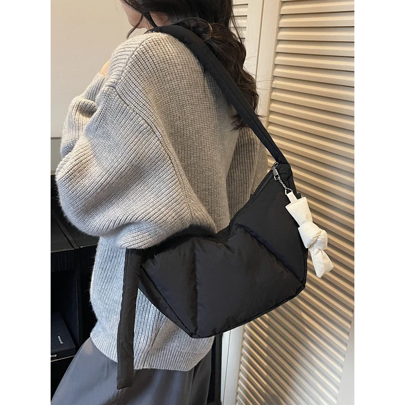 

Осенне-зимняя женская сумка-пельмень большой вместимости, коричневая, 2025 года, новая, на молнии, через плечо, из хлопка, в стиле пуховик