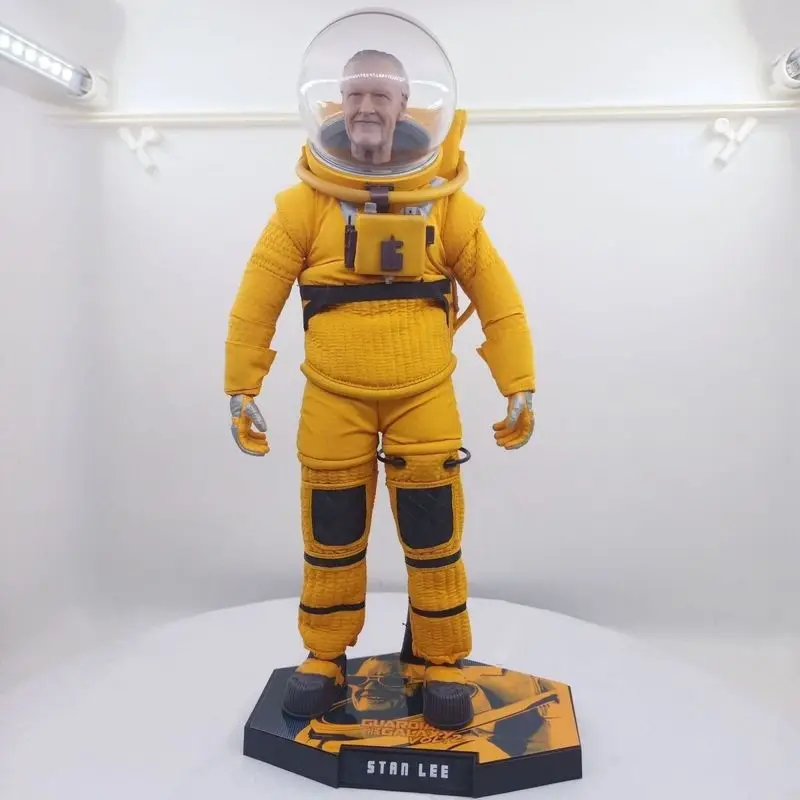 ของขวัญวันพ่อจากมาร์เวลอย่างเป็นทางการ ฟิกเกอร์สแตน ลี นักบินอวกาศ ขนาด 30 ซม. รุ่นลิมิเต็ดอิดิชั่น ชุดนักบินอวกาศ ของสะสมสำหรับผู้ใหญ่