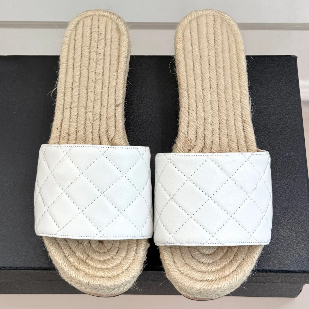 Sandalias de Mujer de Alta Calidad, Diseño 2026, Punta Abierta, Suela Plana de Yute, Cuero + Diseño de Costuras Acolchadas en Forma de Diamante YYT25040909
