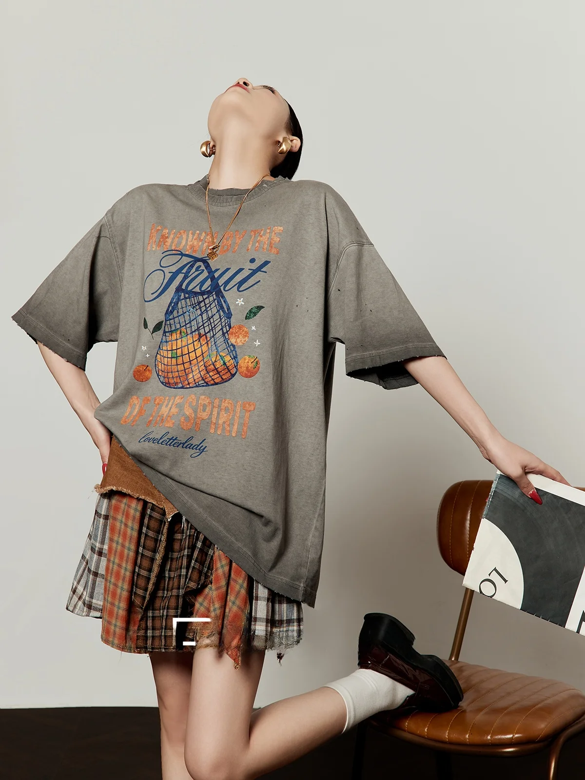 

Женская футболка с винтажным серым принтом фруктов, свободного кроя, с коротким рукавом, летняя, новый стиль, для прогулок по городу, дышащая, приятная к телу