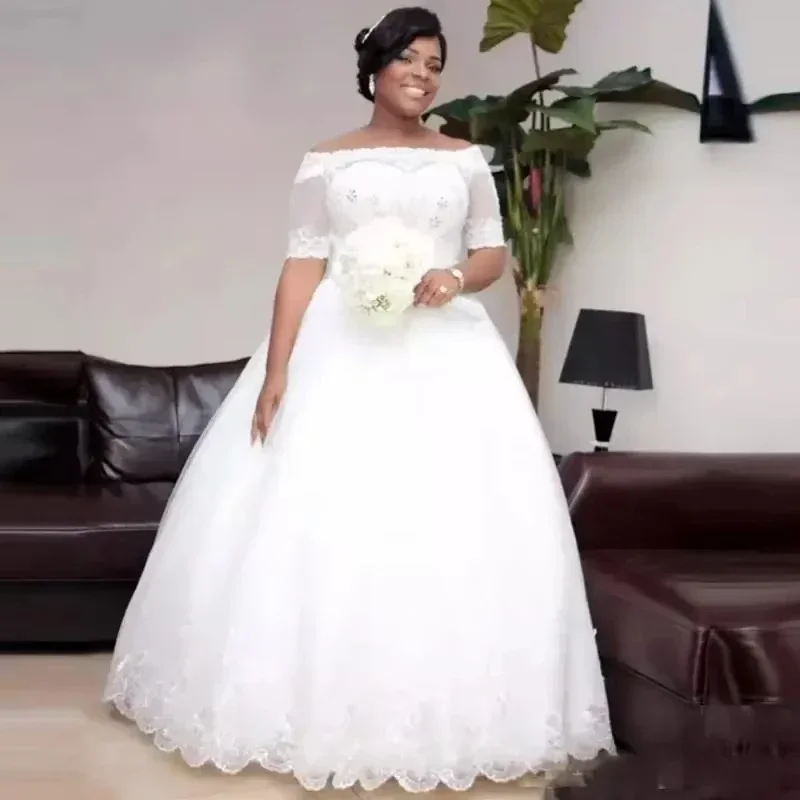 Suknie ślubne w dużych rozmiarach, inspirowane afrykańskim stylem, z krótkim rękawem, dekoltem w łódkę, zdobione kryształkami i koralikami.