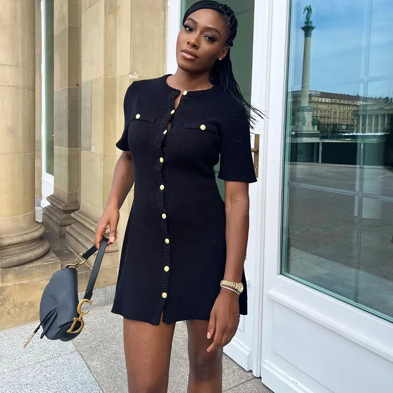 2025 Abito estivo in maglione a maniche corte da donna Elegante bottoni in metallo Colletto tondo Abito corto Abiti aderenti in maglia a vita alta sottile