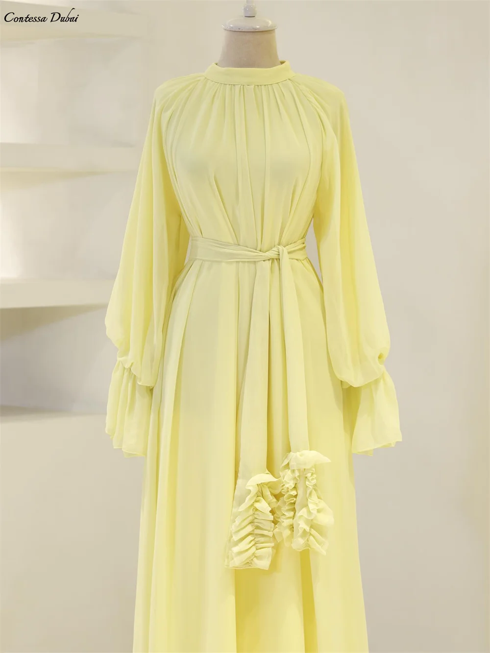 فستان سهرة مخصص من Contessa فستان حفلة موسيقية أنيق رومانسي من الشيفون ثوب رسمي برقبة عالية وأكمام طويلة بحزام مع تفاصيل كشكش