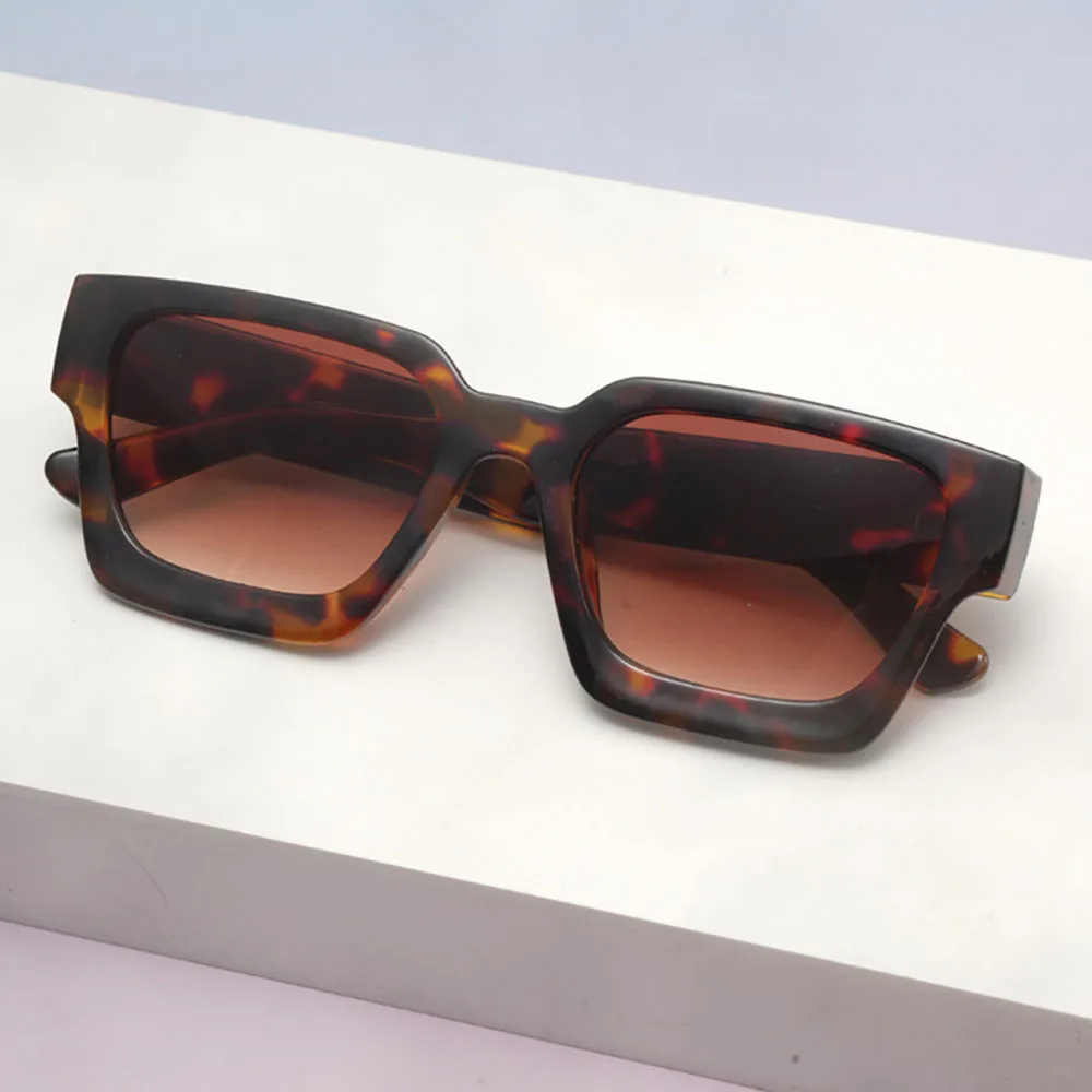 Thick Frame Eyewear Trendy Fashion Sunglasses Plastic Sunglasses Classical Unisex Sunglasses For Parties Fashion Wear Beach
