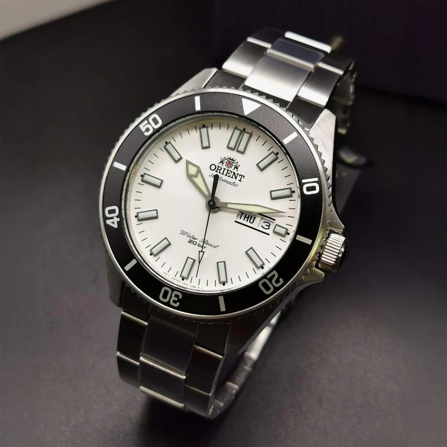 ساعة أورينت ساعة ميكانيكية يابانية من سلسلة الغواصة هي ساعة غوص مقاومة للماء بطول 200 متر مضيئة