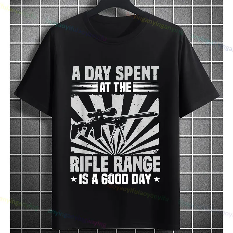 Koszulka z grafiką snajpera z napisem: "Yeah I Shoot Like a Girl", 100% bawełna, krótki rękaw, okrągły dekolt, styl streetwear, humorystyczna koszulka.