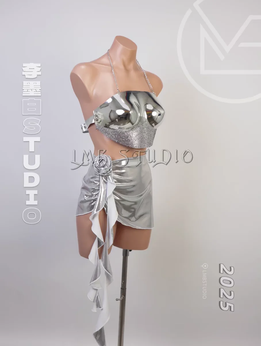 ミラー電気メッキラインストーンシルバーセクシーな鎧パフォーマンススーツホリデーパーティーアンカー歌手ダンサーロングスカートステージ服