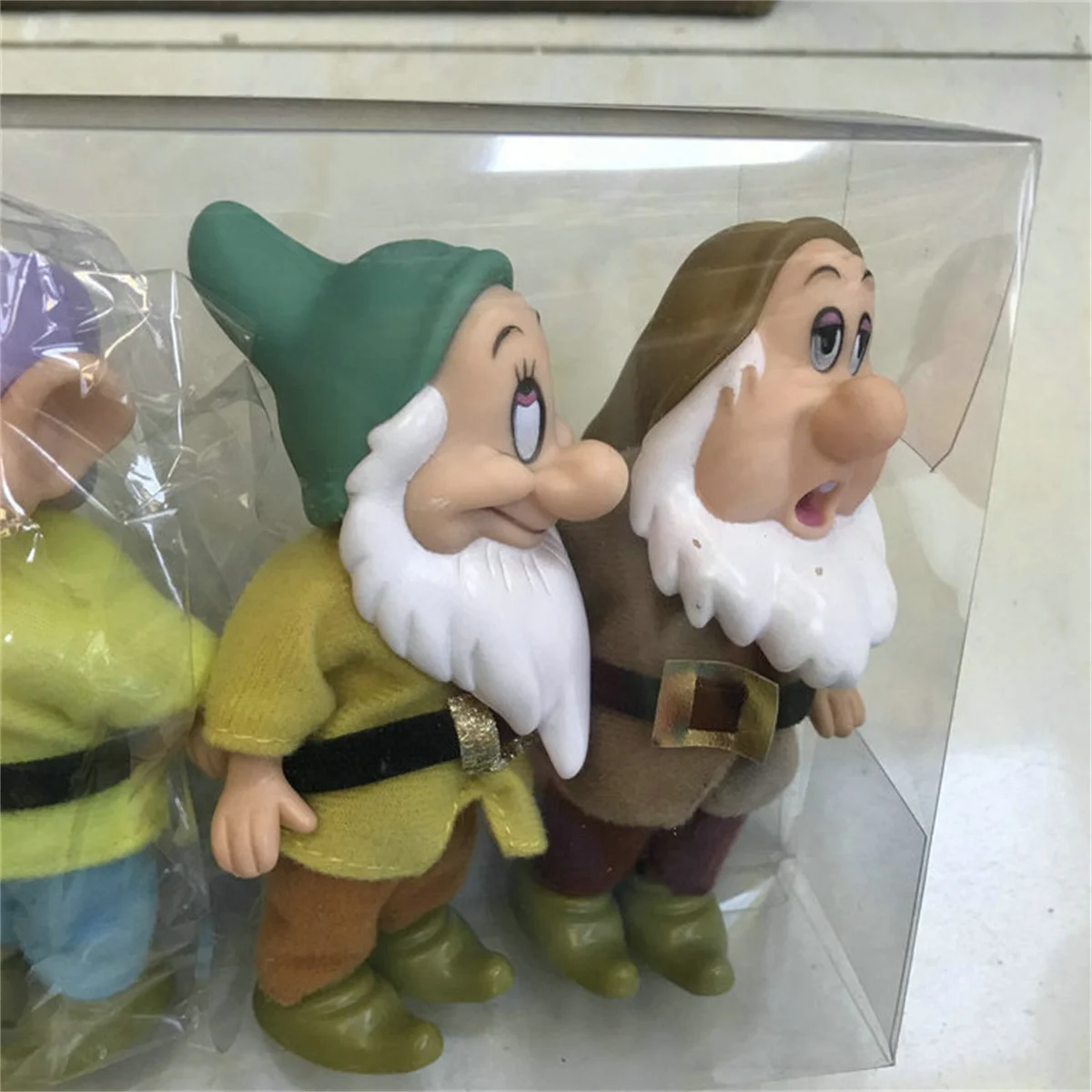 يقدم الآباء هدايا عيد الميلاد الكلاسيكية للأطفال