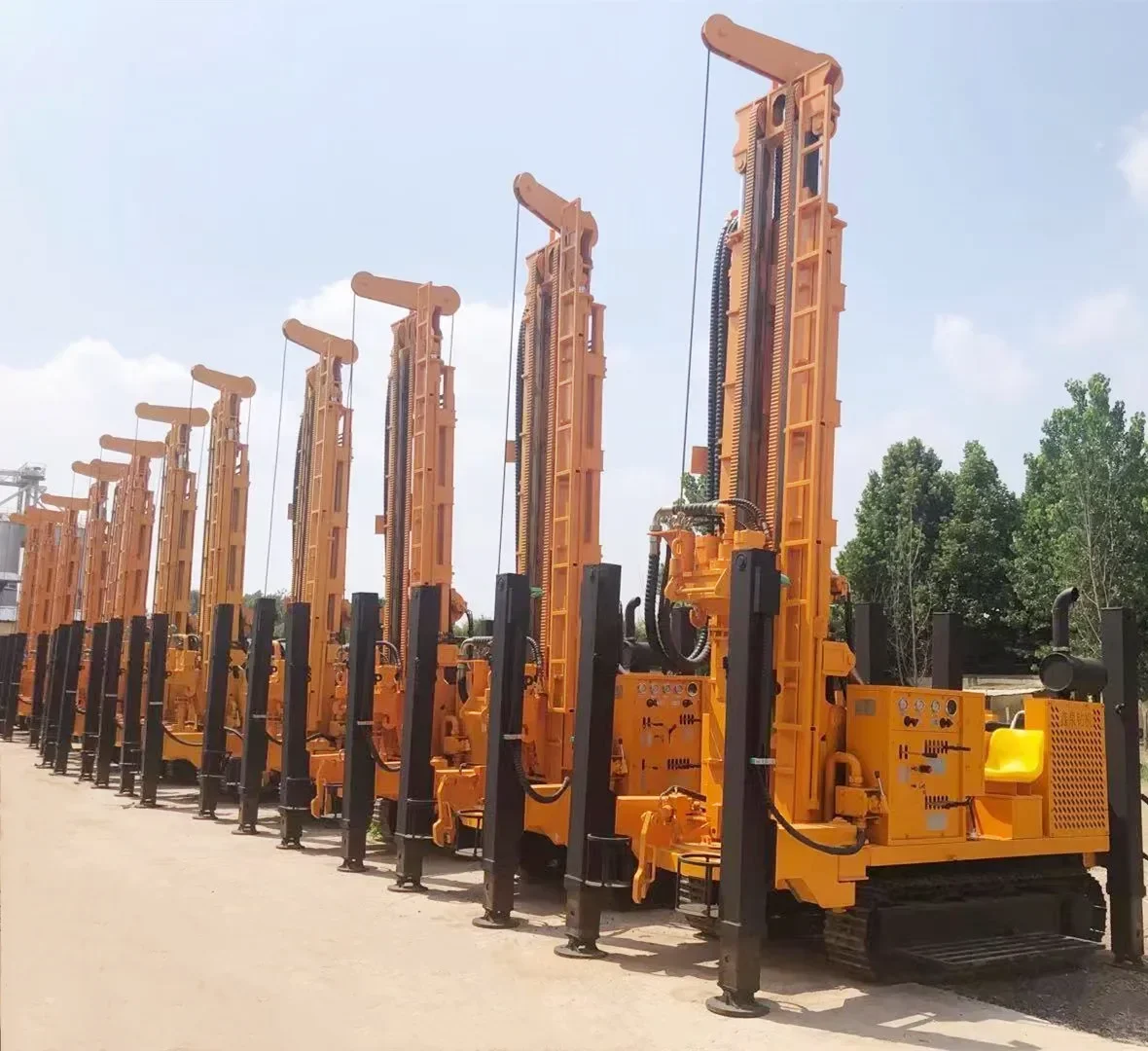 

Crawler Type 200m Deep Hydraulic DTH Water Well Drilling Rig For Borehole Drill