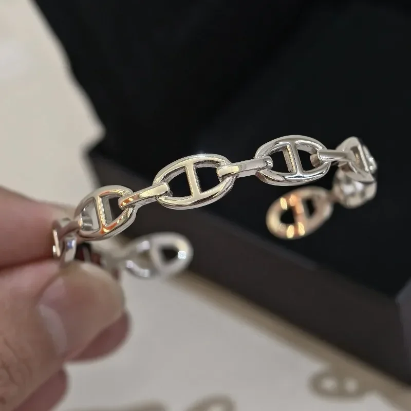 2026 New Glossy Pig Nose Open Bangle for Women, Minimalist Unique Design, High-End Texture, Versatile Fashion Accessory