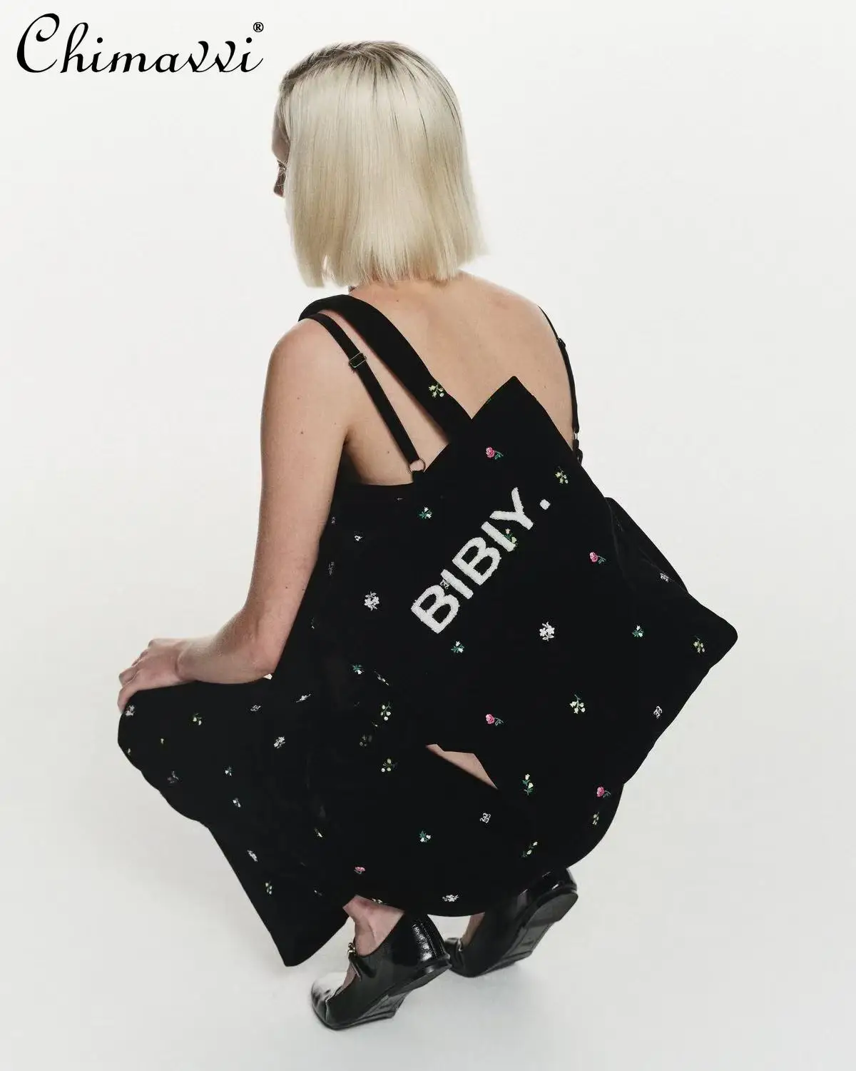 حقيبة يد مخملية مطرزة على الطراز الياباني جديدة لخريف 2025 حقيبة كتف نسائية ذات سعة كبيرة ومتعددة الاستخدامات