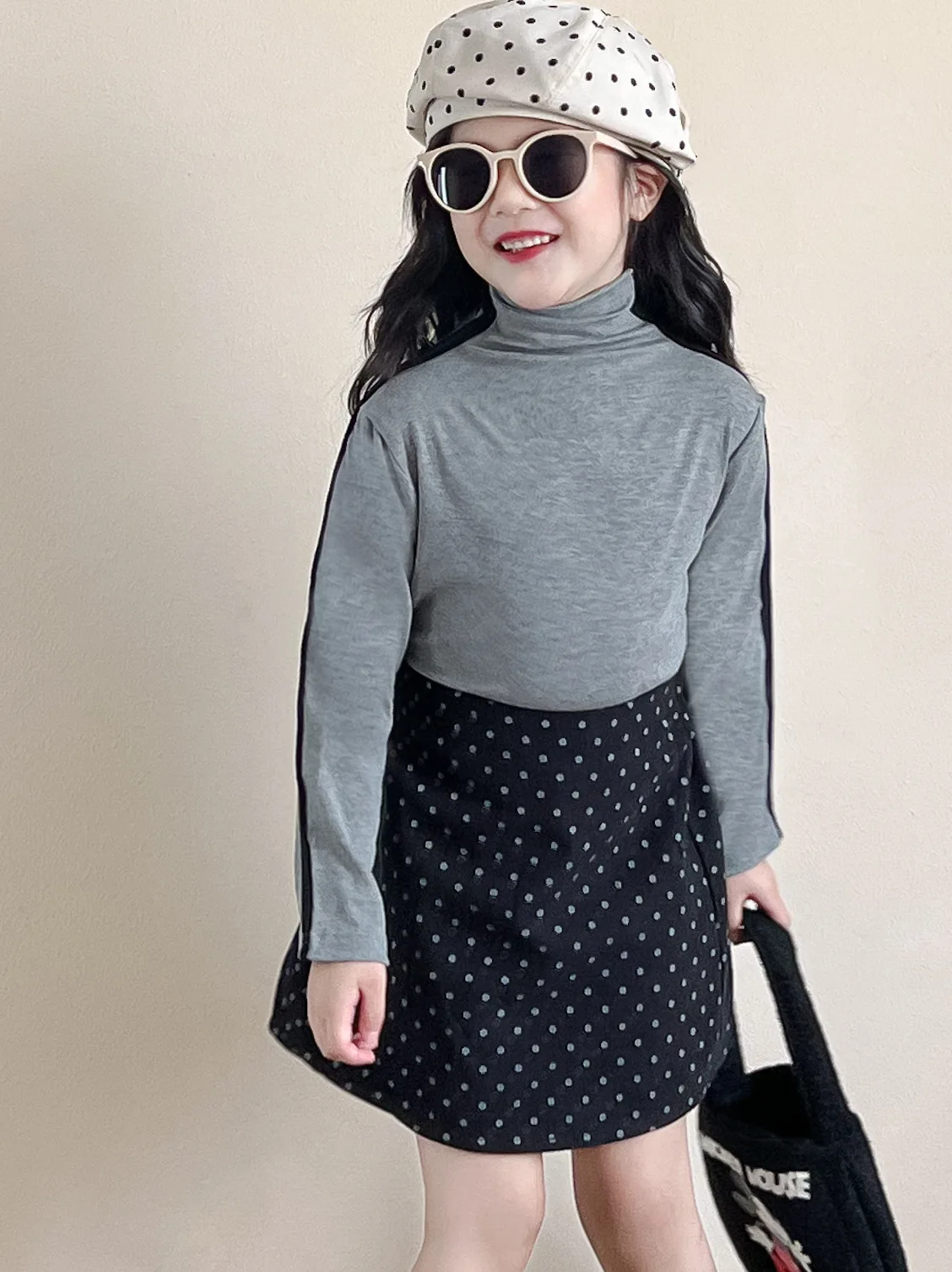 

Girls' autumn temperament gray-black webbing turtleneck bottoming shirt with black background polka dot skirt