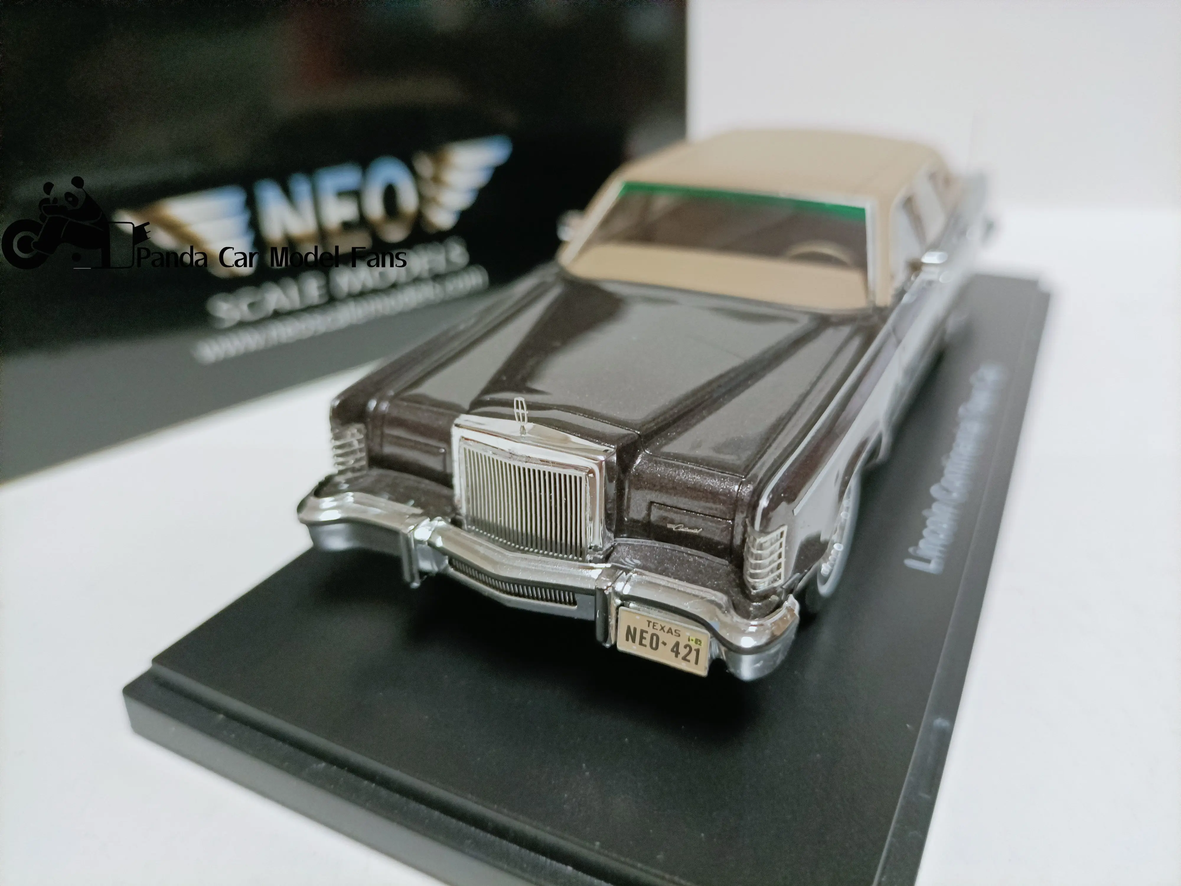 Neo 1/43 Lincoln Continental 4-door Limousine Model Lincoln Town Car 1982 Furniture Ornaments Collectibles Gifts resin