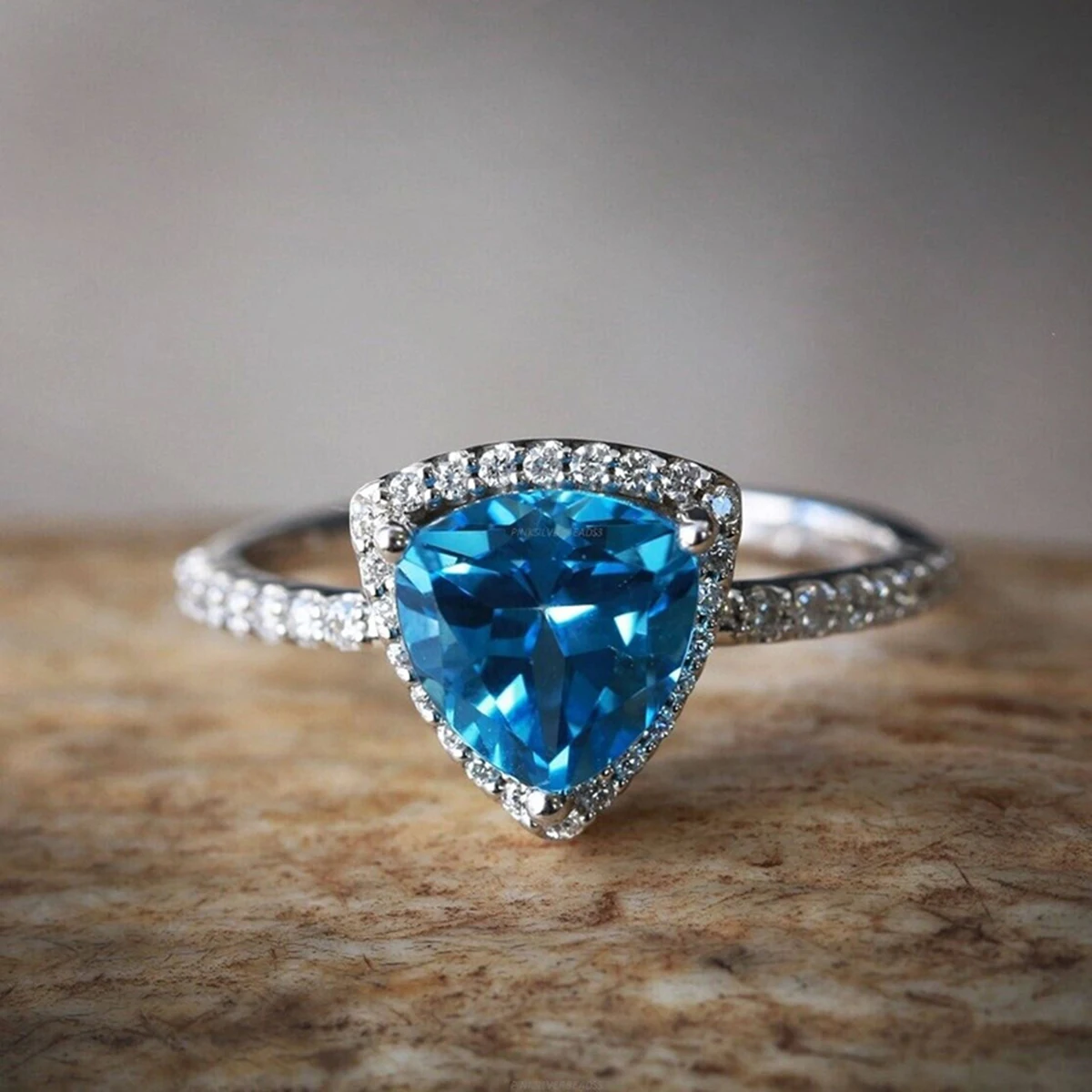 

One piece - 925 silver inlaid ring with geometric triangle design, high-quality jewelry for ladies