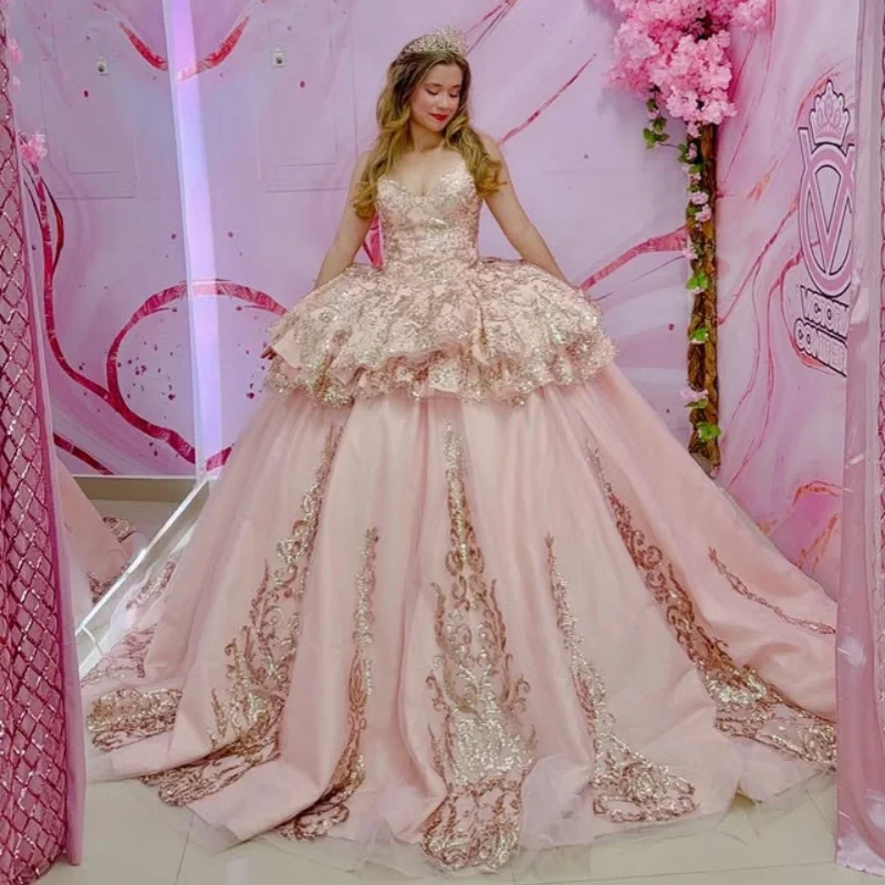 

Блестящие розовые платья для квинсеаньеры с открытыми плечами, кристаллами, блестками, кружевными вставками, длинным шлейфом, Vestido De 15 Quinceanera, на заказ