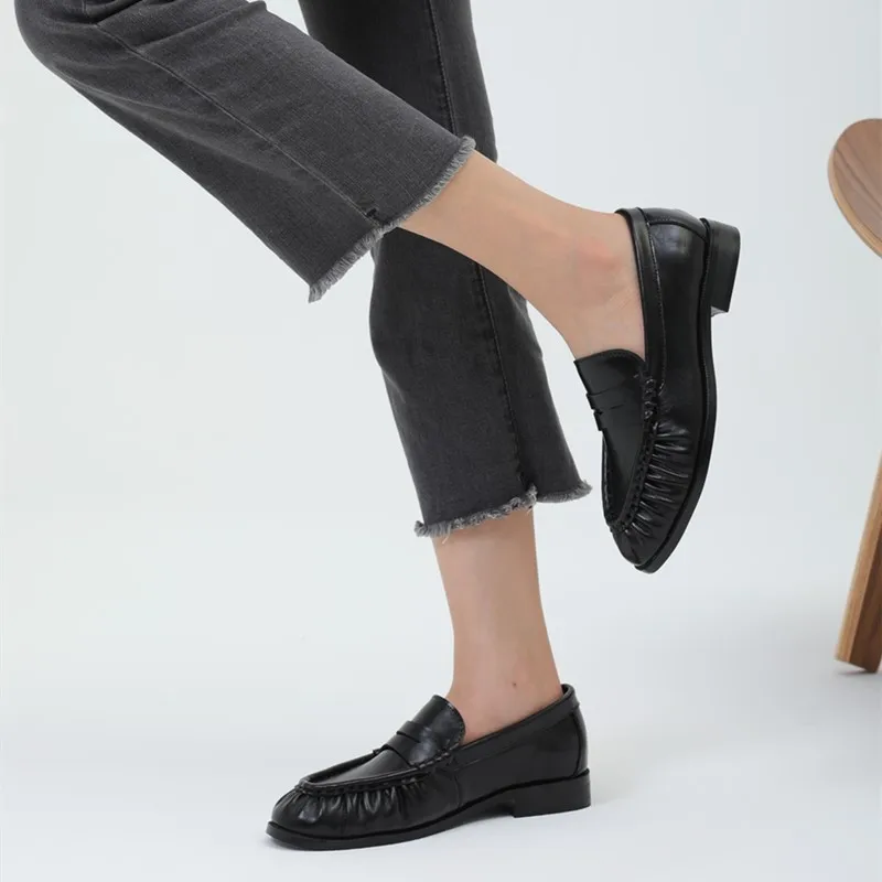 Damen-Leder-Slipper Modell 2026, Wildleder-Oberfläche Einzelschuhe mit Niedrigem Absatz, Handgefertigte Retro Plissierte Runde Zehenpartie Damenschuhe – Detail 11