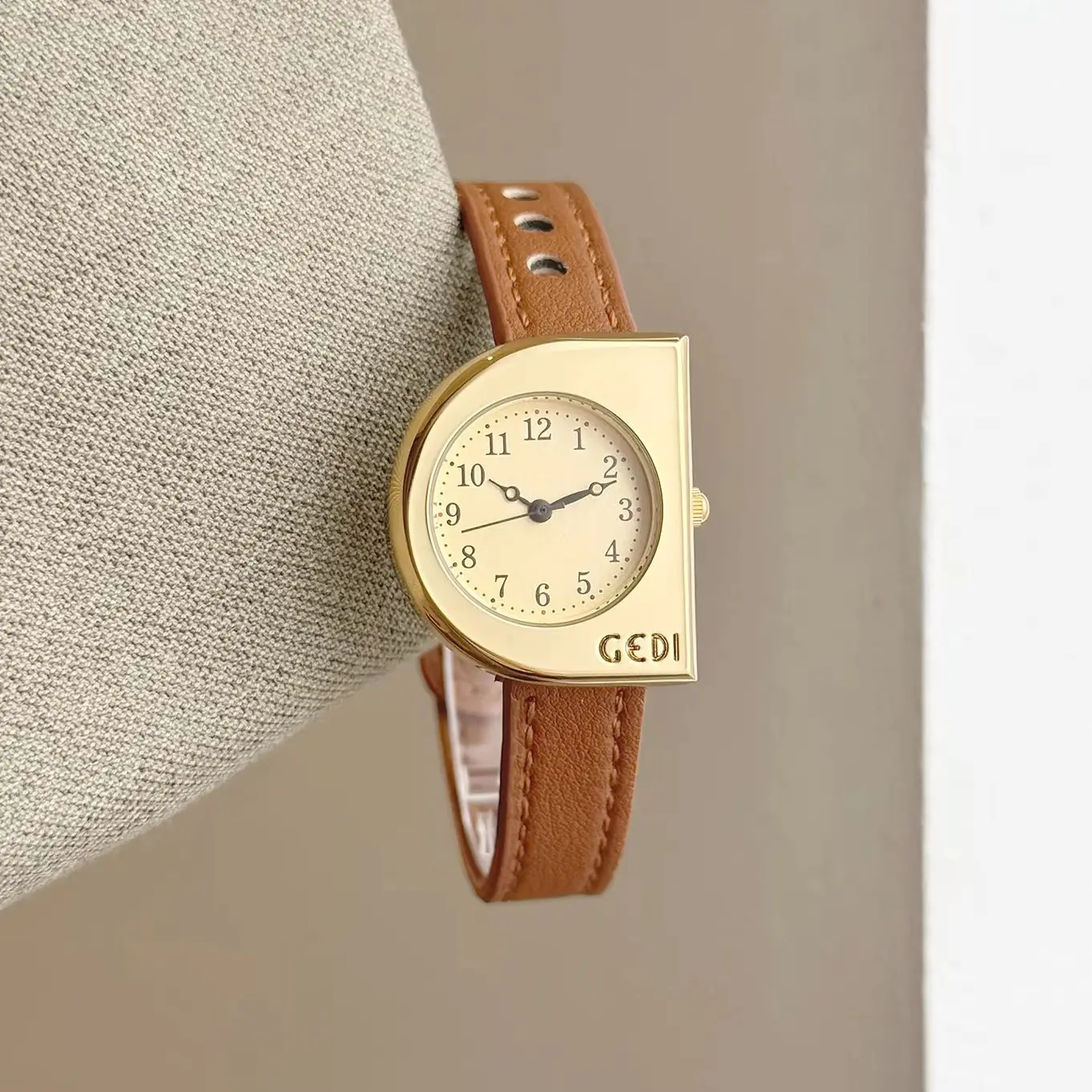 Women Watch Personalized Vintage Leather Strap Quartz Wristwatch Irregular Number Dial Ladies Watches Female Elegant Clock Gift