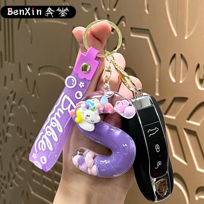 قلادة سيارة على شكل سلسلة مفاتيح مكونة من 26 حرف من مينسو، زجاجة رمل صغيرة، زينة معلقة على شكل سلسلة مفاتيح حقيبة مدرسية، هدية صغيرة رائعة