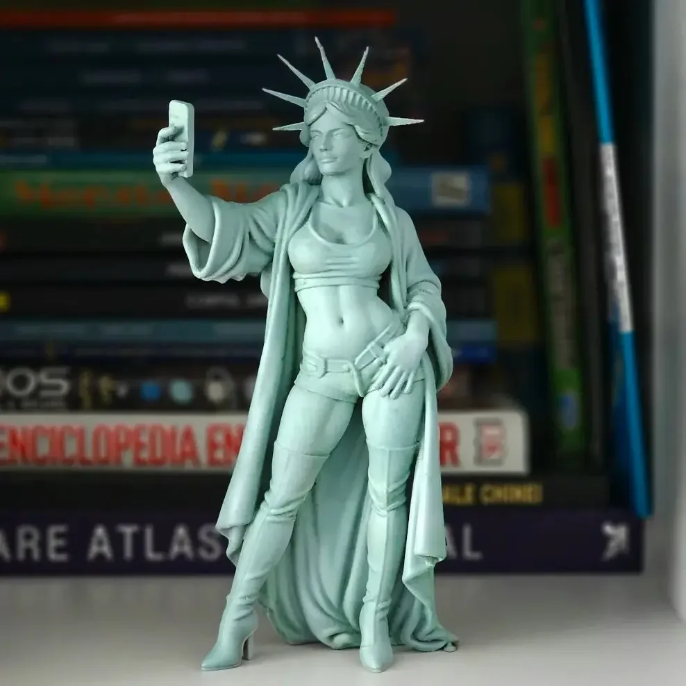 Hot New Statue of Liberty Selfie Figurine, Resin Figure, Statues Figurines, Freedom Goddess Selfie Sculpture, Unique Home Decor, Decorative Piece, Perfect Gift Idea, Must-Have Collectible, Home Ornaments, Home Decoration