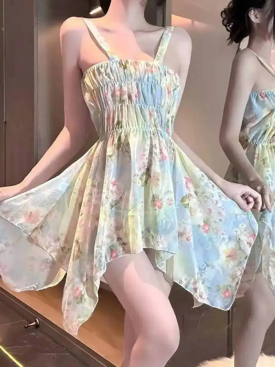 เดรสลายดอกไม้คอลึก ดีไซน์หรูหรา โชว์สัดส่วน เซ็กซี่ ยั่วยวน เดรสสายเดี่ยวสั้น สีเขียวหวาน ท็อปส์ตรี คอลเลคชั่นใหม่ 2025 UBI8